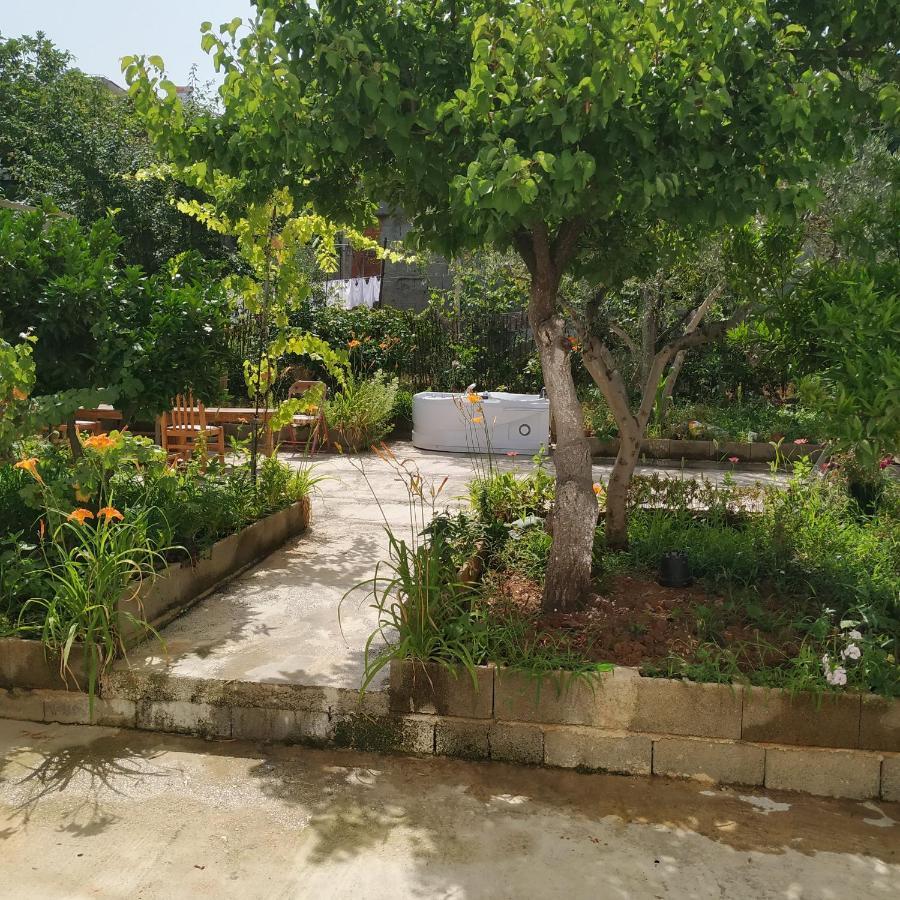 Willa Spacious House With A Big Garden And Fire Pit Tirana Zewnętrze zdjęcie