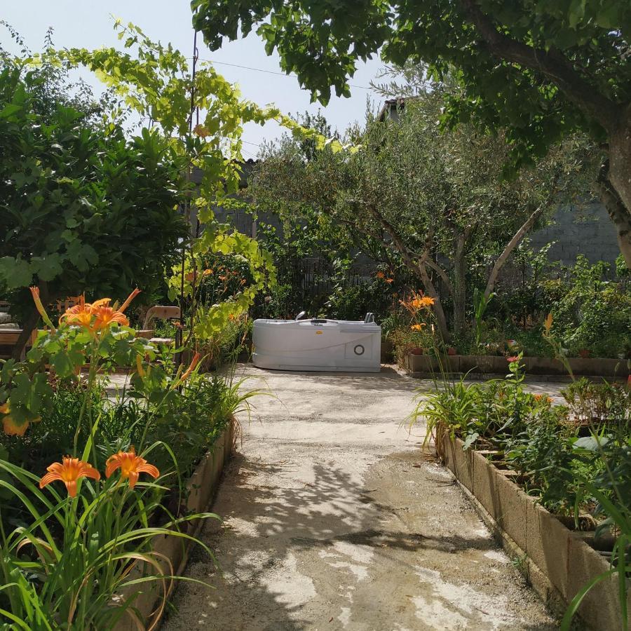 Willa Spacious House With A Big Garden And Fire Pit Tirana Zewnętrze zdjęcie